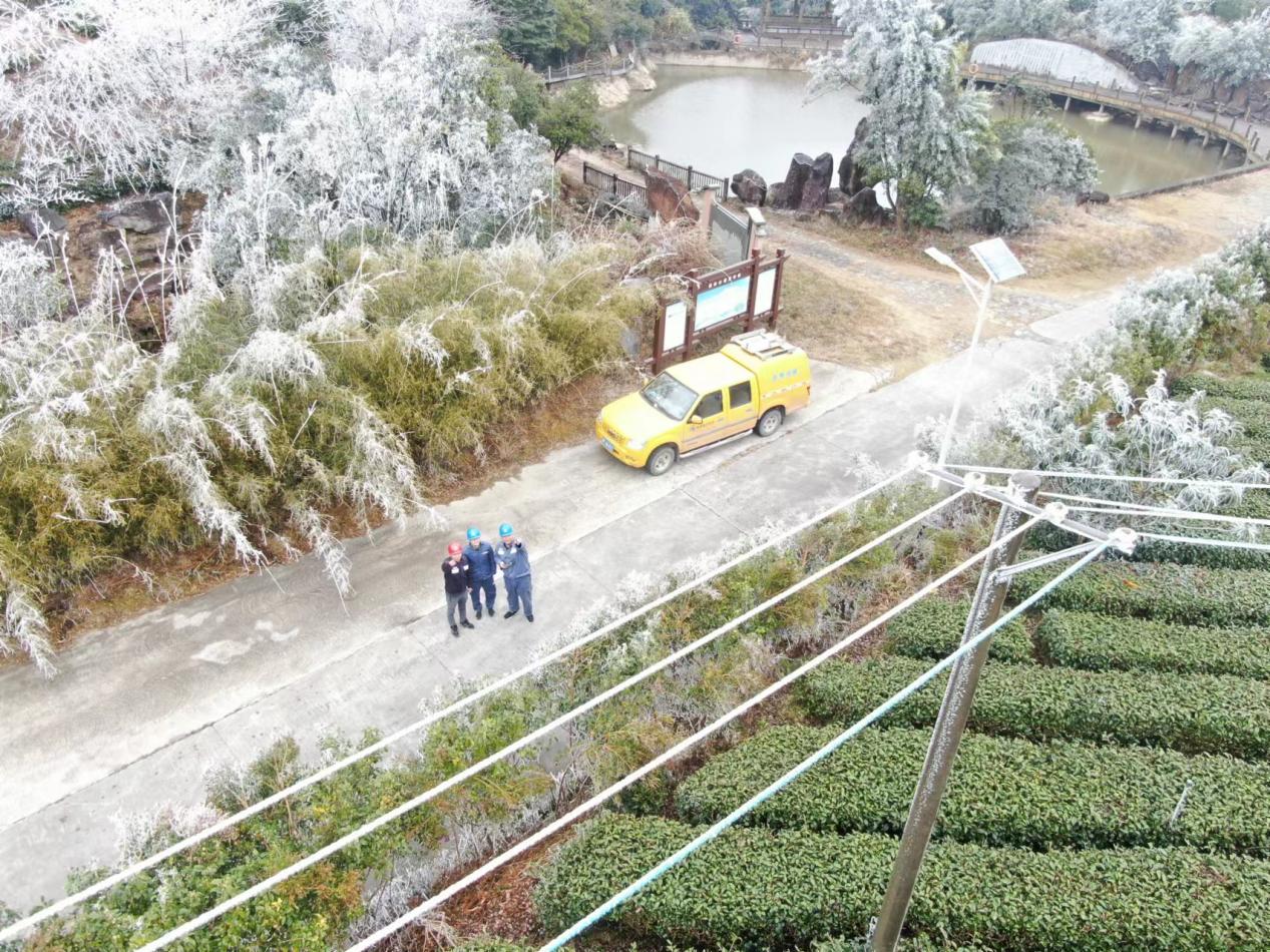 南方电网广东梅州丰顺供电局工作人员对重点线路设备进行特巡特维。徐会芳摄